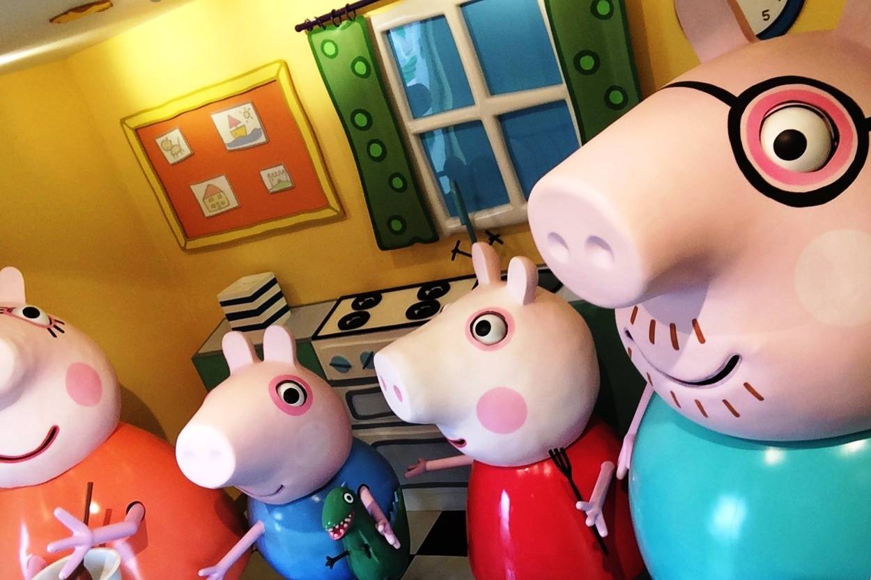 Peppa and family making Pan Cakes